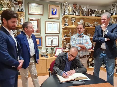 El pasado domingo 9 de octubre recibimos la visita de Felipe Faci, Consejero de Educación, Cultura y Deporte del Gobierno de Aragón por la celebración en las inmediaciones de nuestro Club de la Regata del Pilar - Trofeo Ibercaja Ciudad de Zaragoza. ¡Gracias por la visita y la dedicatoria en nuestro libro de oro! A Felipe Faci lo acompañaron Lola Ranera, Portavoz PSOE en el Ayuntamiento de Zaragoza; Javier Hernanz, Presidente de la Real Federación Española de Piragüismo; Fernando Arcega en representación de Ibercaja, responsable de Patrocinios y embajador del Centenario de Helios; y José María Esteban Celorrio, Presidente de la Federación Aragonesa de Piragüismo y Presidente de Helios.