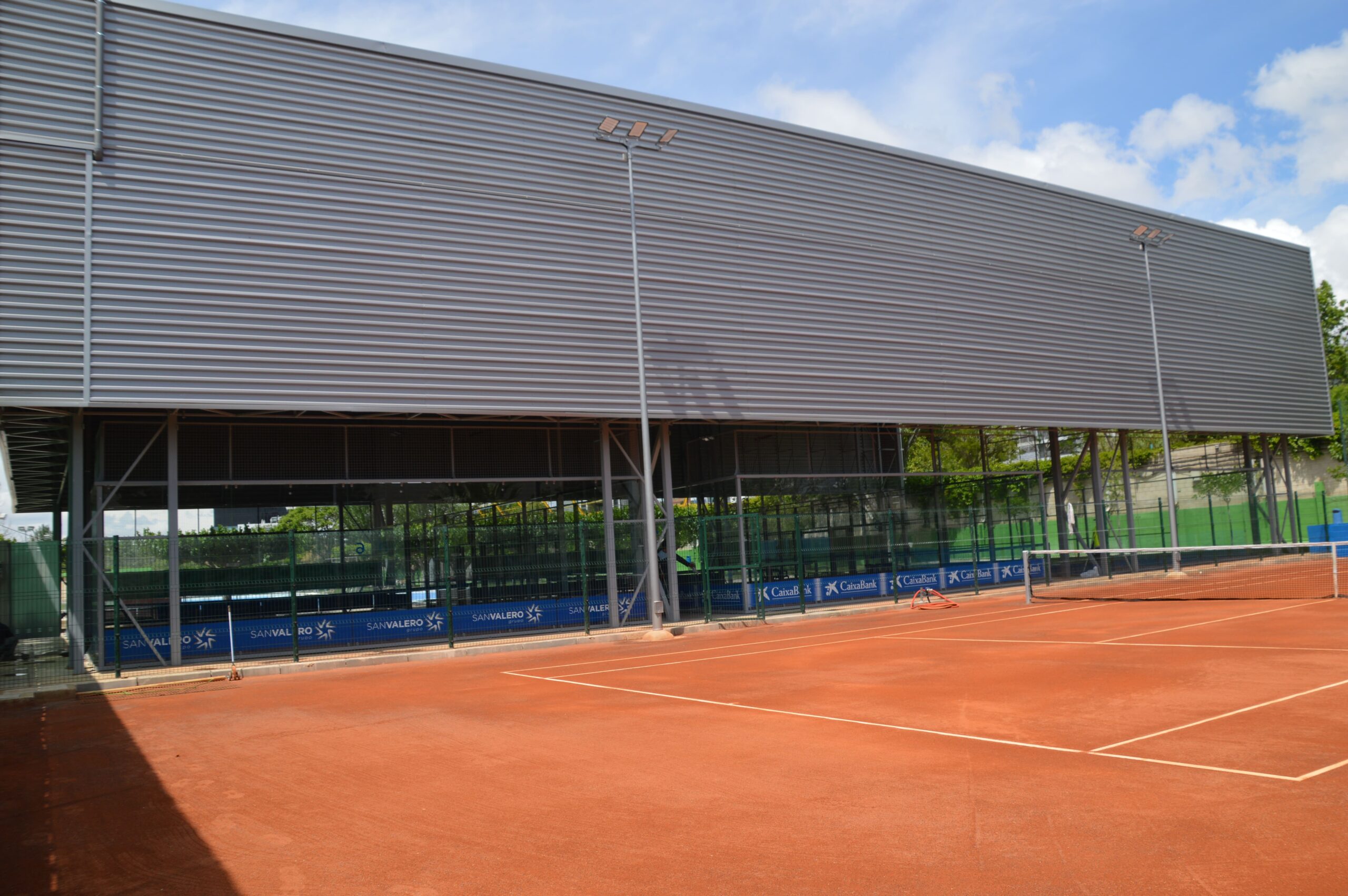 Pista de tenis batida CN Helios (14)