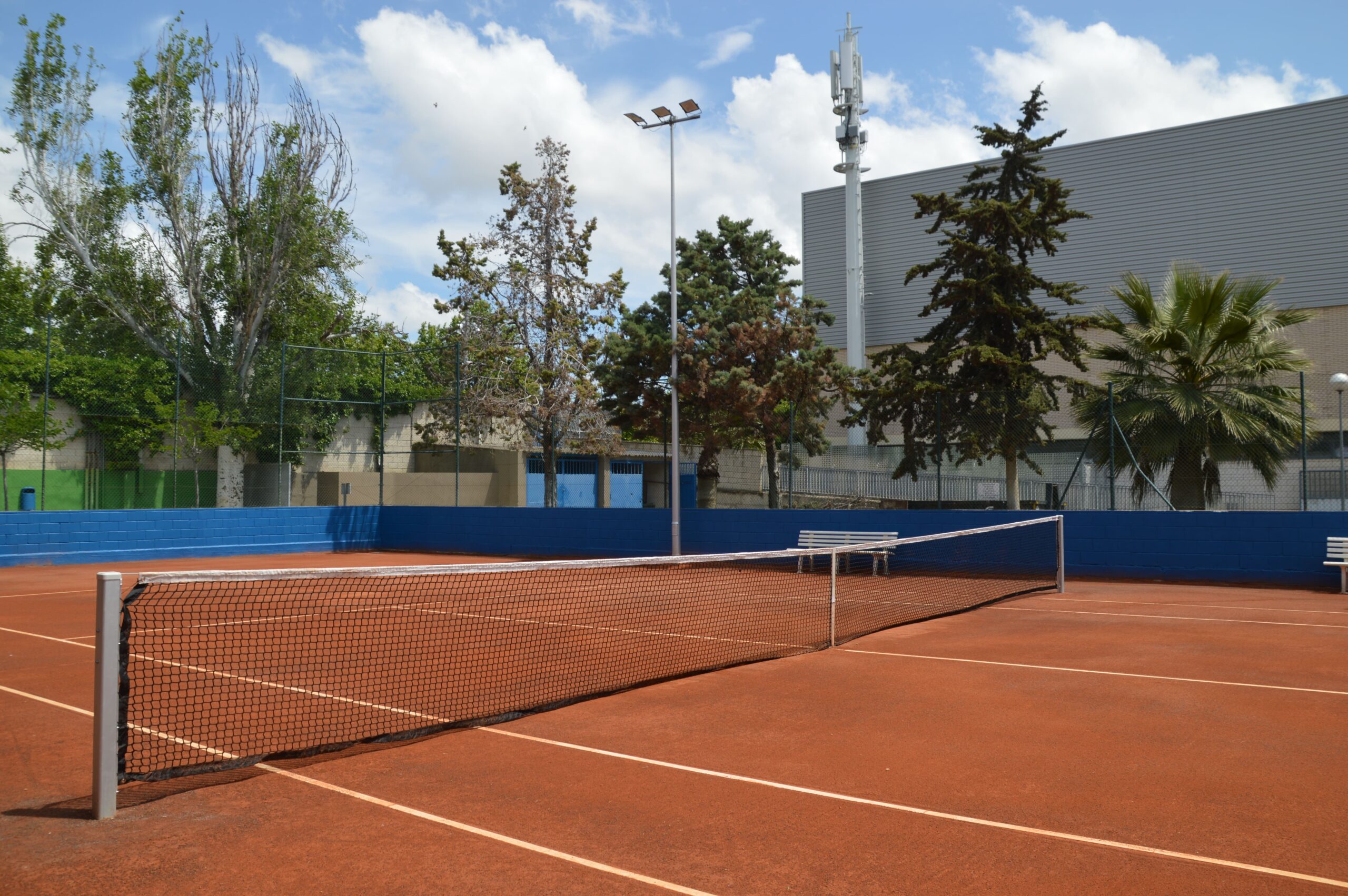 Pista de tenis batida CN Helios (26)